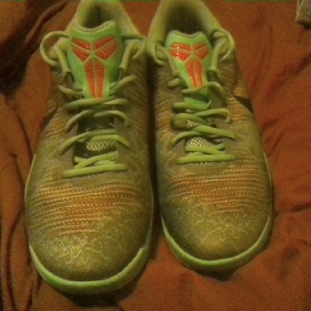NIKE ZOOM GREEN TENNIS SHOES LIKE NEW